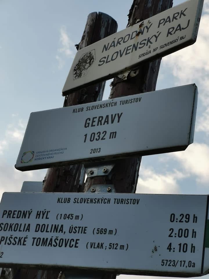 Turistický smerovník Geravy 1032 m